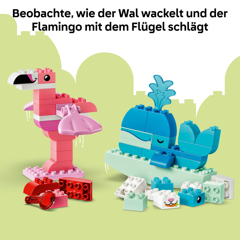 Rosa Flamingo und Blauwal-Spielzeug aus Bausteinen. Lose Bausteine liegen daneben.