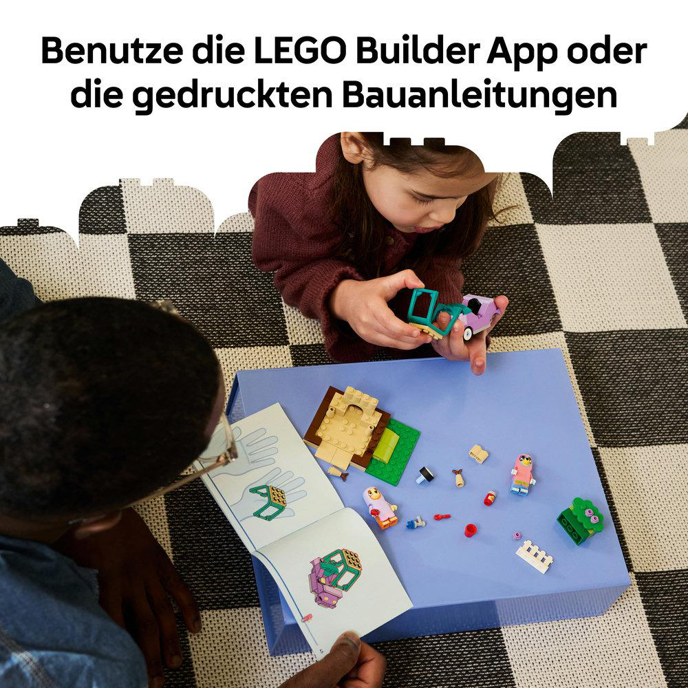 Kind und Erwachsener bauen mit LEGO-Steinen nach Anleitung.