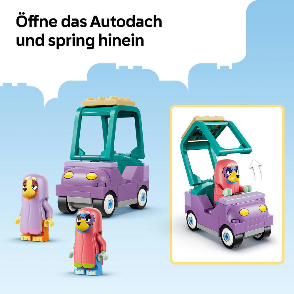 Lila und türkisfarbene Lego-Autos mit Figuren. Ein Auto mit Figur, die fährt.