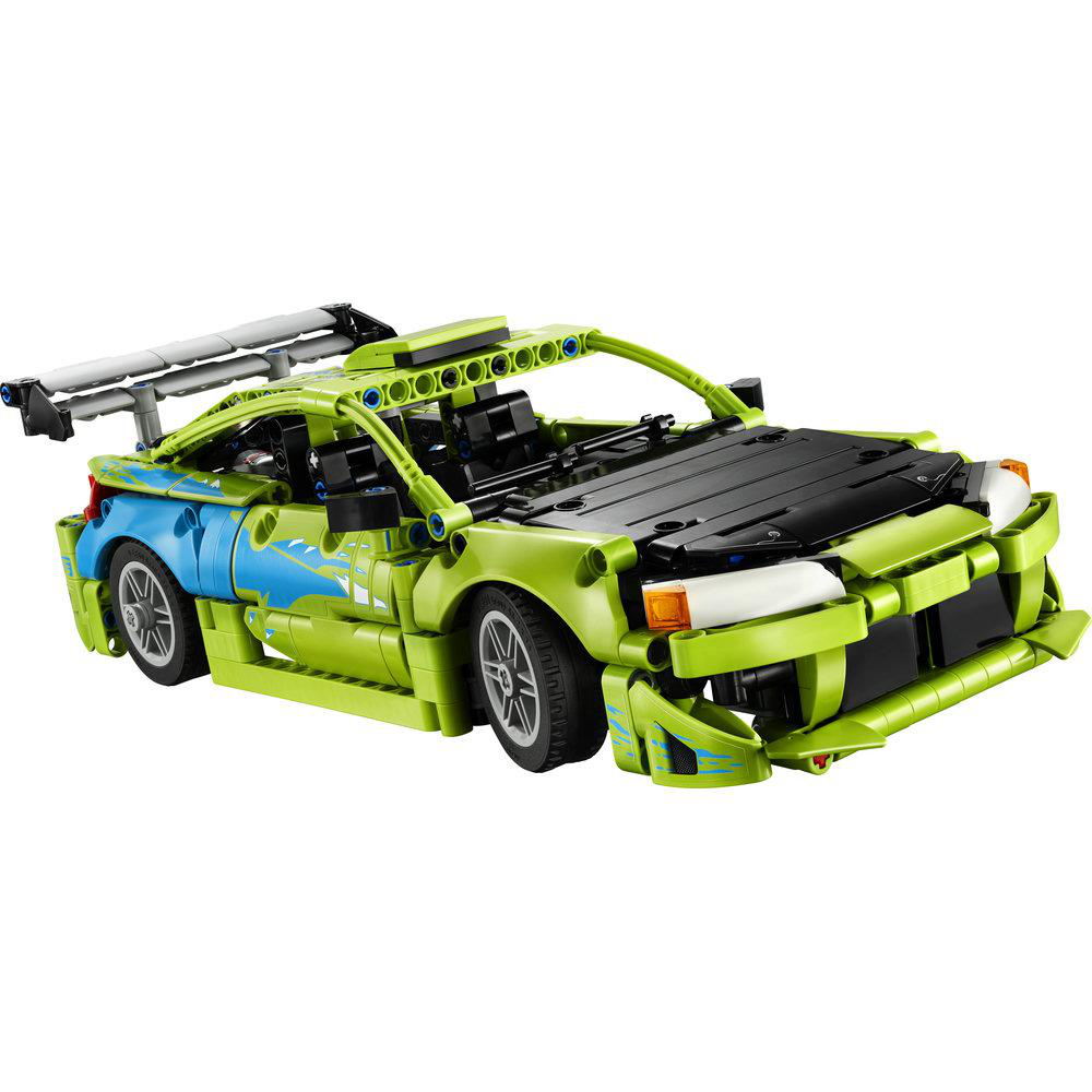 Ein grüner Lego-Rennwagen mit blauen Akzenten und einem Heckflügel.