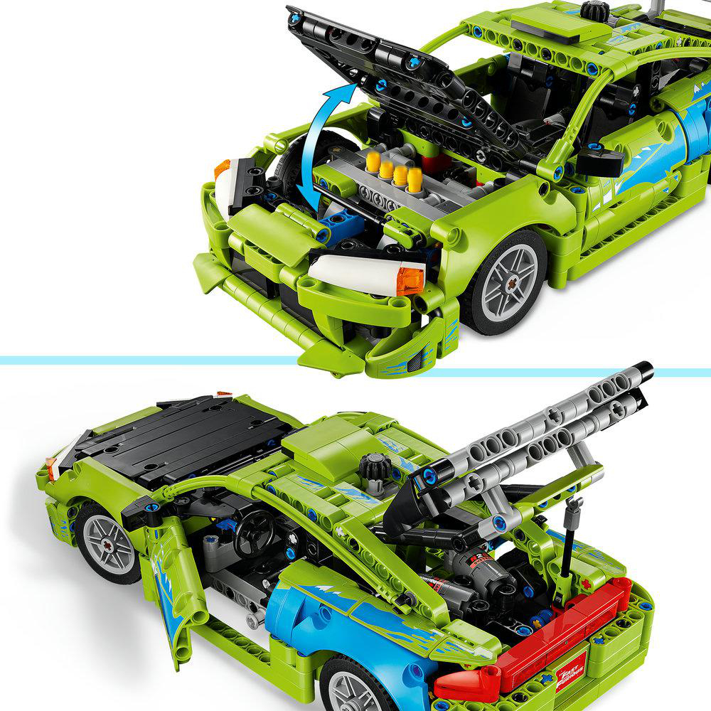 Grünes LEGO-Auto mit offener Haube, die den Motor zeigt, und offener Heckklappe mit Details.