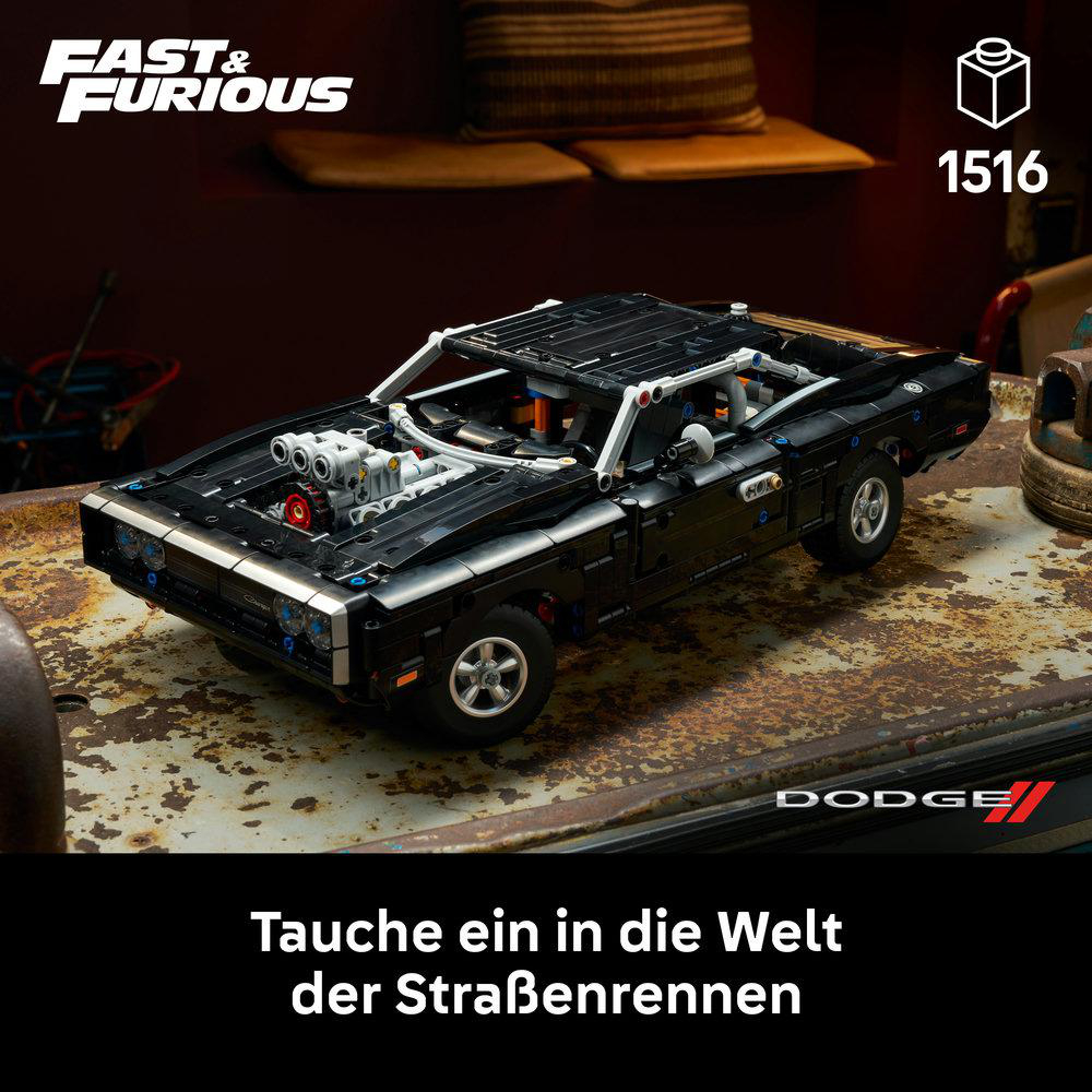 Schwarzes Dodge Charger Lego-Modell mit Motordetails auf rostiger Oberfläche.