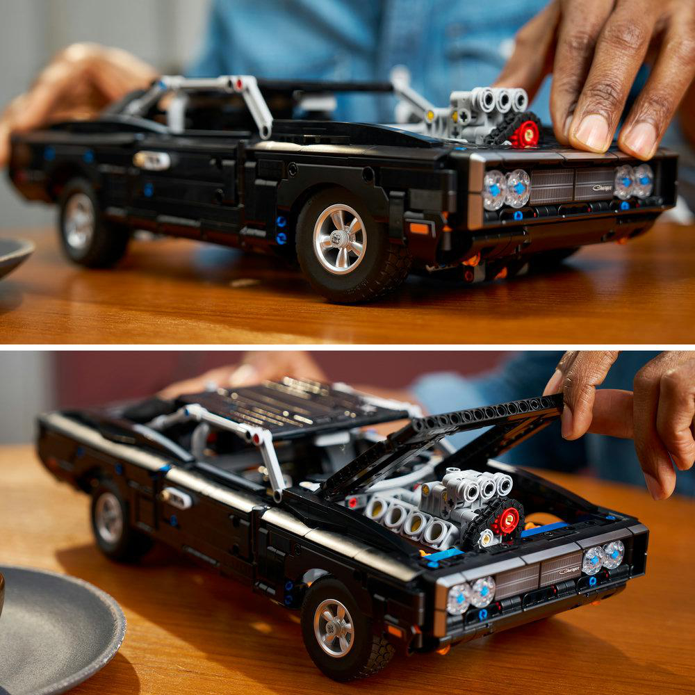 Schwarzes Lego-Modellauto mit geöffneter Motorhaube, das einen Motor zeigt.