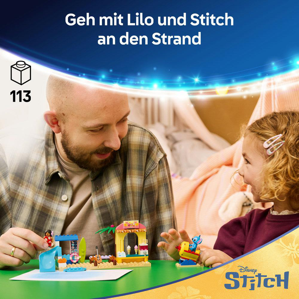 Mann und Kind bauen Lego-Strandset mit Lilo und Stitch.