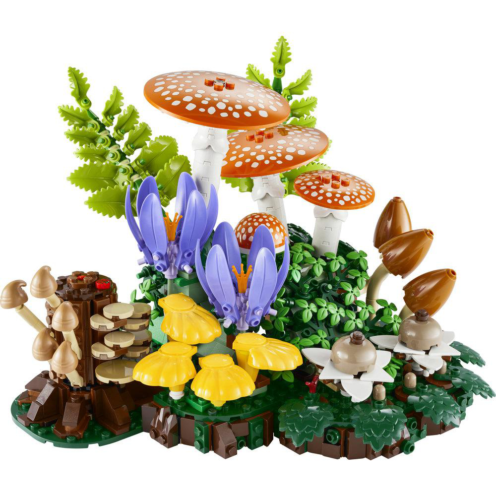 Buntes Lego-Modell eines Waldes mit Pilzen und Blumen.