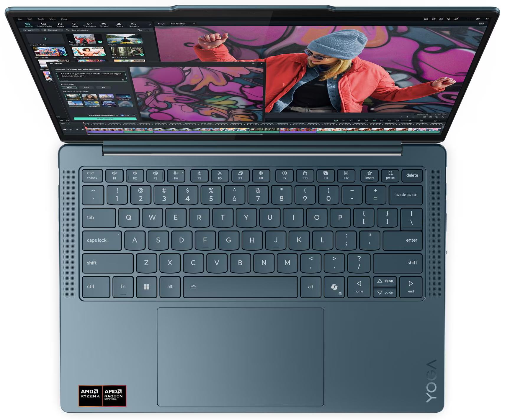 Egy nyitott kék laptop videószerkesztő képernyőt jelenít meg, egy nő grafiti előtt áll.