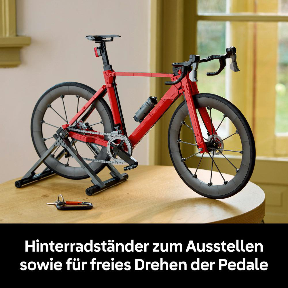 Ein rotes Lego-Rennrad mit silbernen Rädern auf einem Ständer.