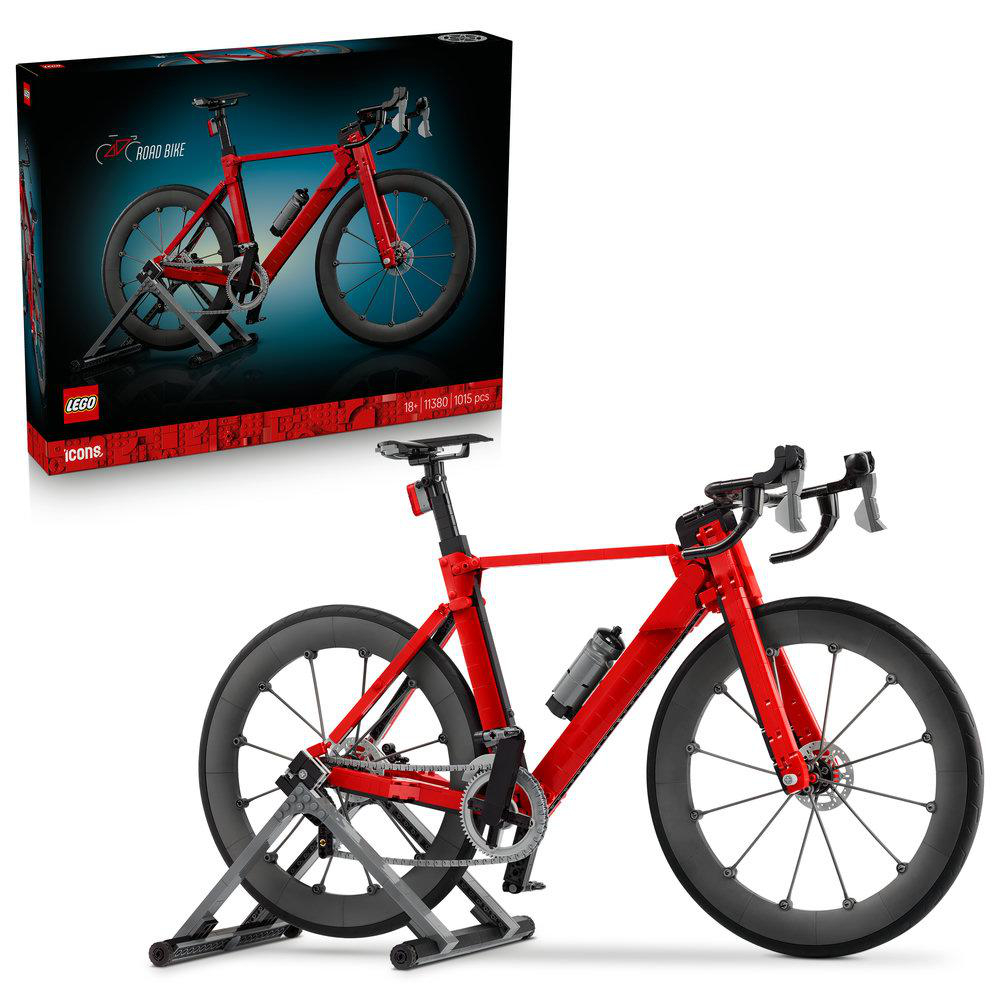 Ein rotes Lego-Rennrad-Modell auf einem Ständer, daneben die Verpackung.