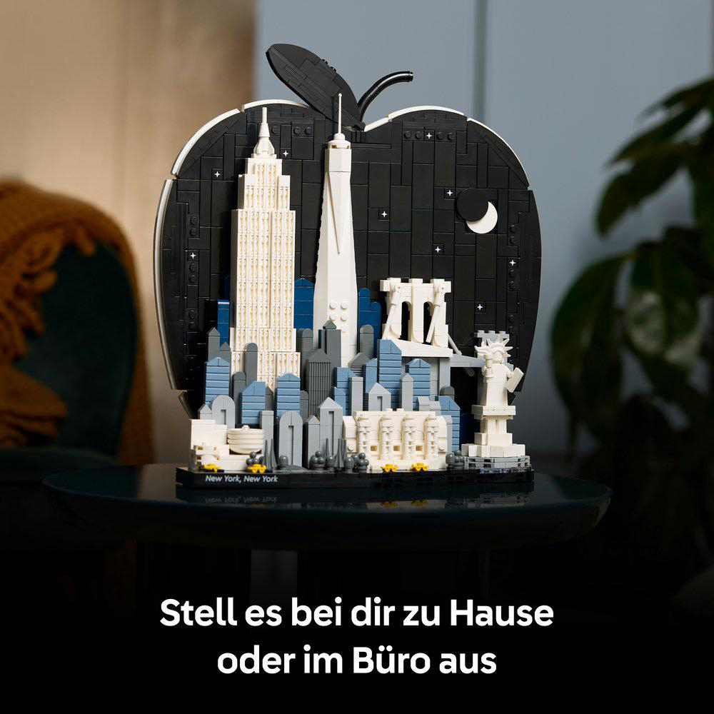 Lego-Modell der Skyline von New York City in Apfelform. Empire State Building sichtbar.