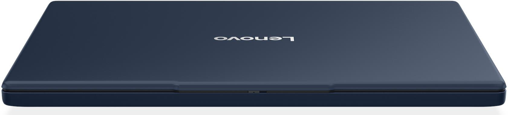Zárt sötétkék laptop Lenovo logóval.