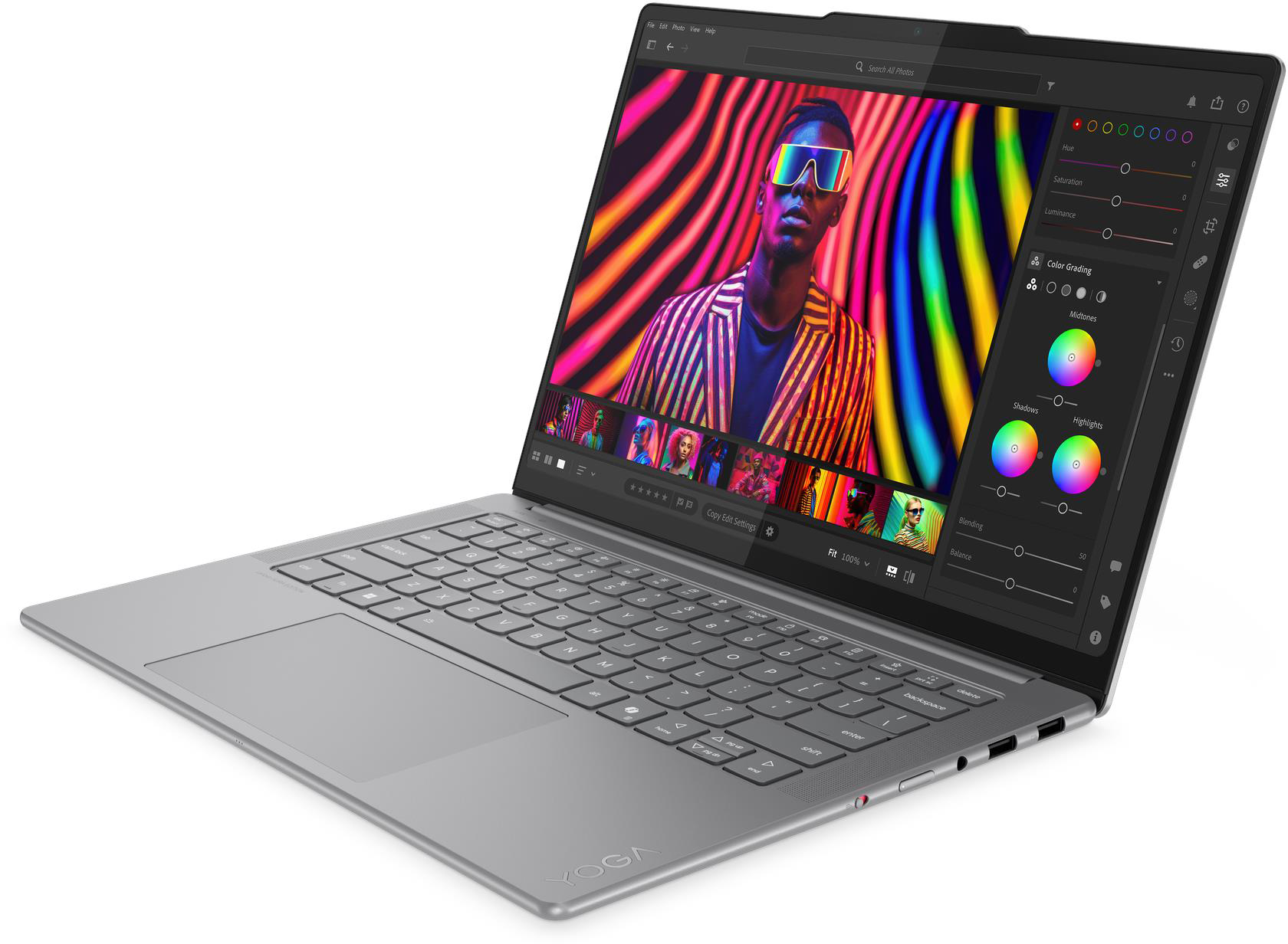 Ezüst laptop fotószerkesztő szoftvert mutat színes hullámos háttérrel.