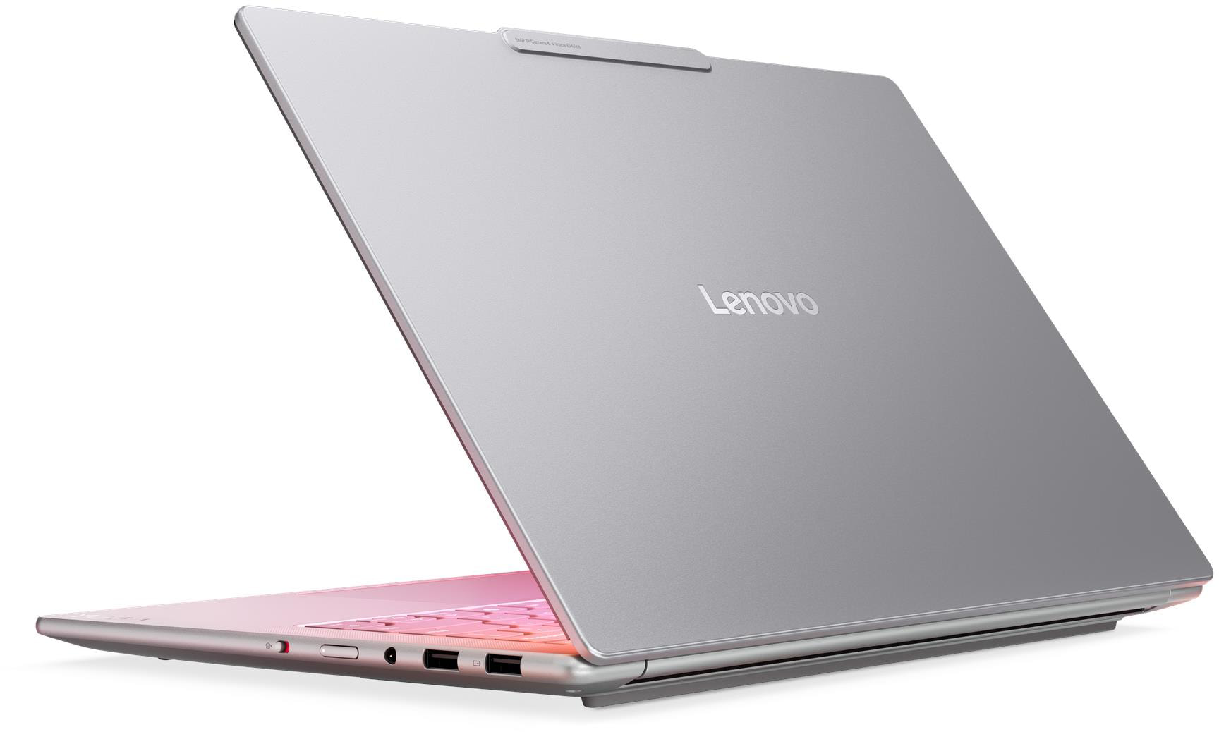 Egy nyitott ezüst laptop háttérvilágítású billentyűzettel és Lenovo logóval.