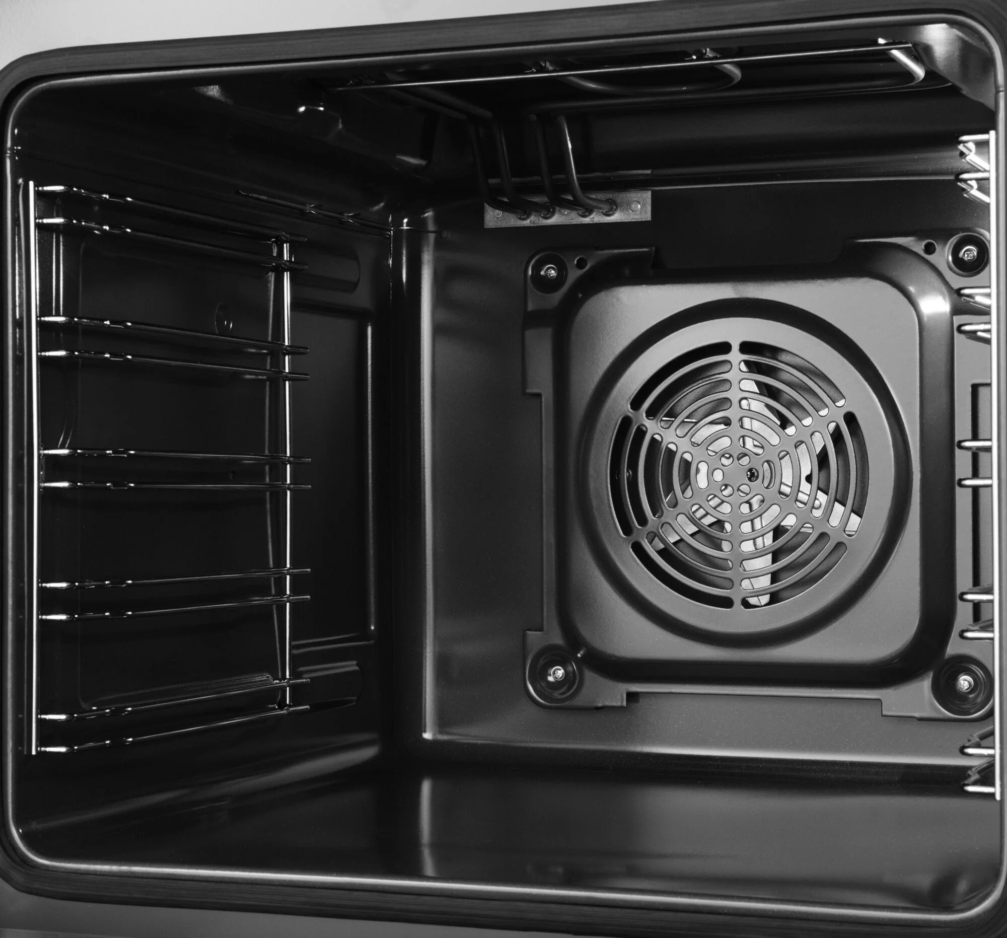 Sütő belső tere ventilátorral és rácsokkal.