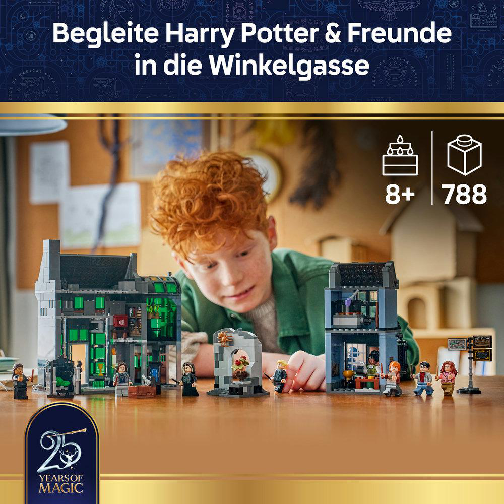 Ein Junge mit roten Haaren baut ein Harry Potter Lego-Set mit Läden und Figuren.