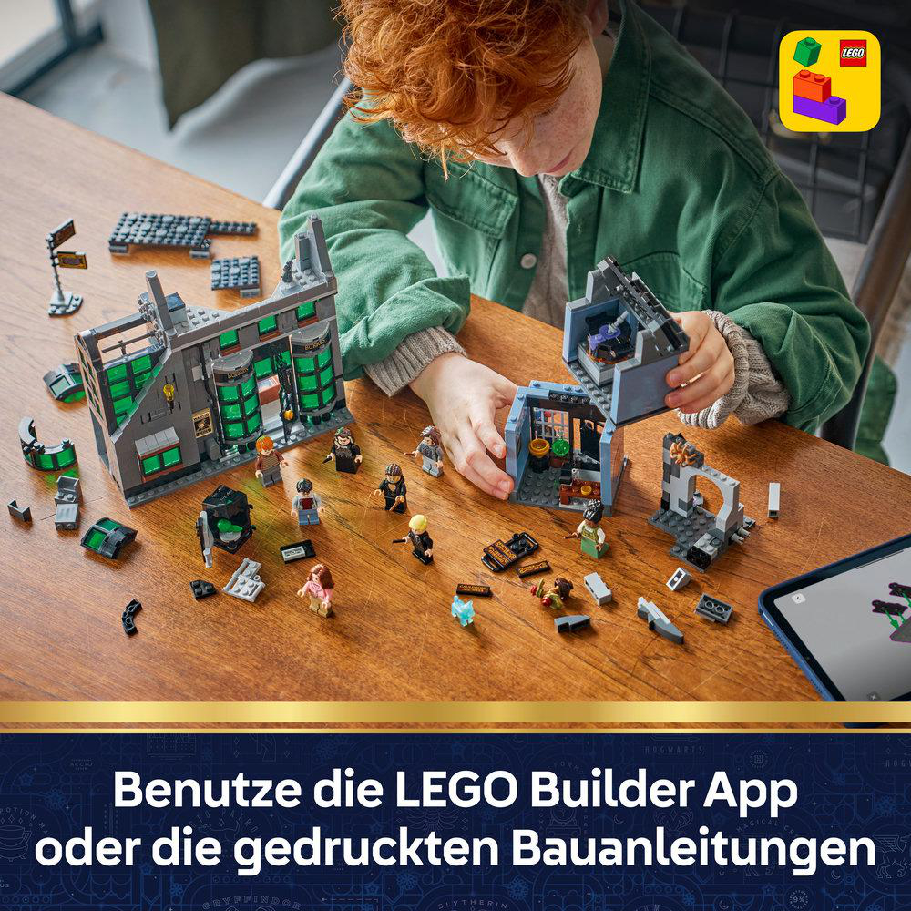 Kind baut LEGO Harry Potter Schloss mit Minifiguren auf Holztisch.