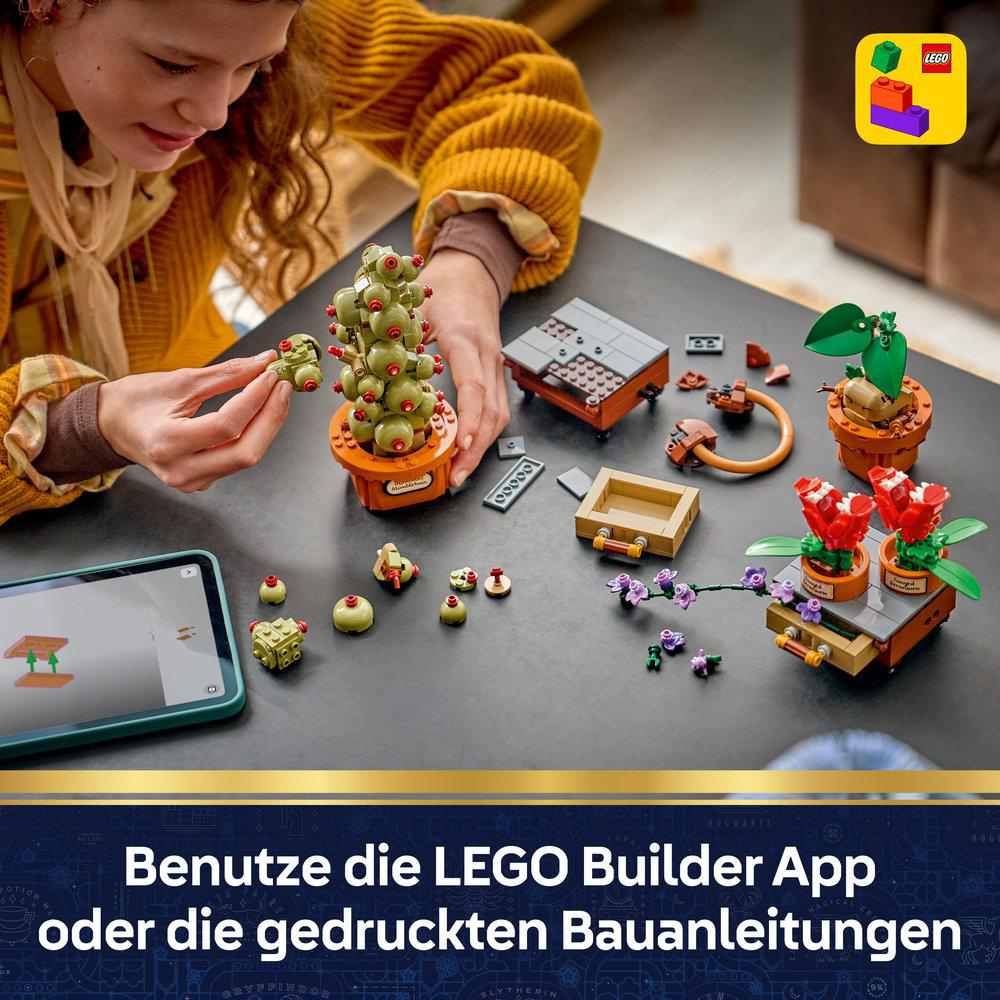 Eine Frau baut eine LEGO-Pflanze mit grünen Kugeln.
