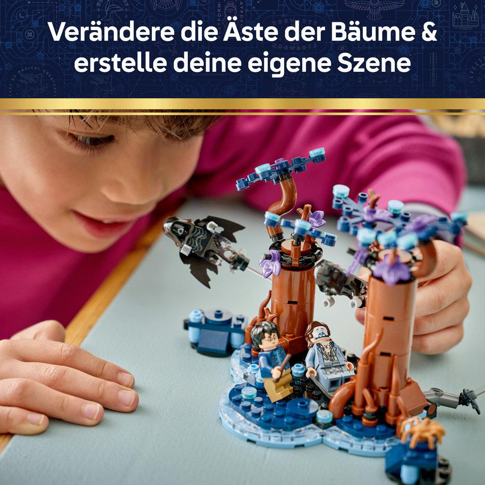 Kind spielt mit Lego-Set mit Bäumen und Figuren. Text auf Deutsch.