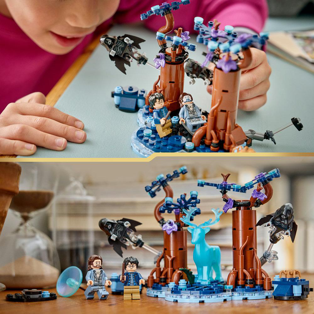 Eine Person spielt mit Lego-Figuren und einem magischen Baum-Set.