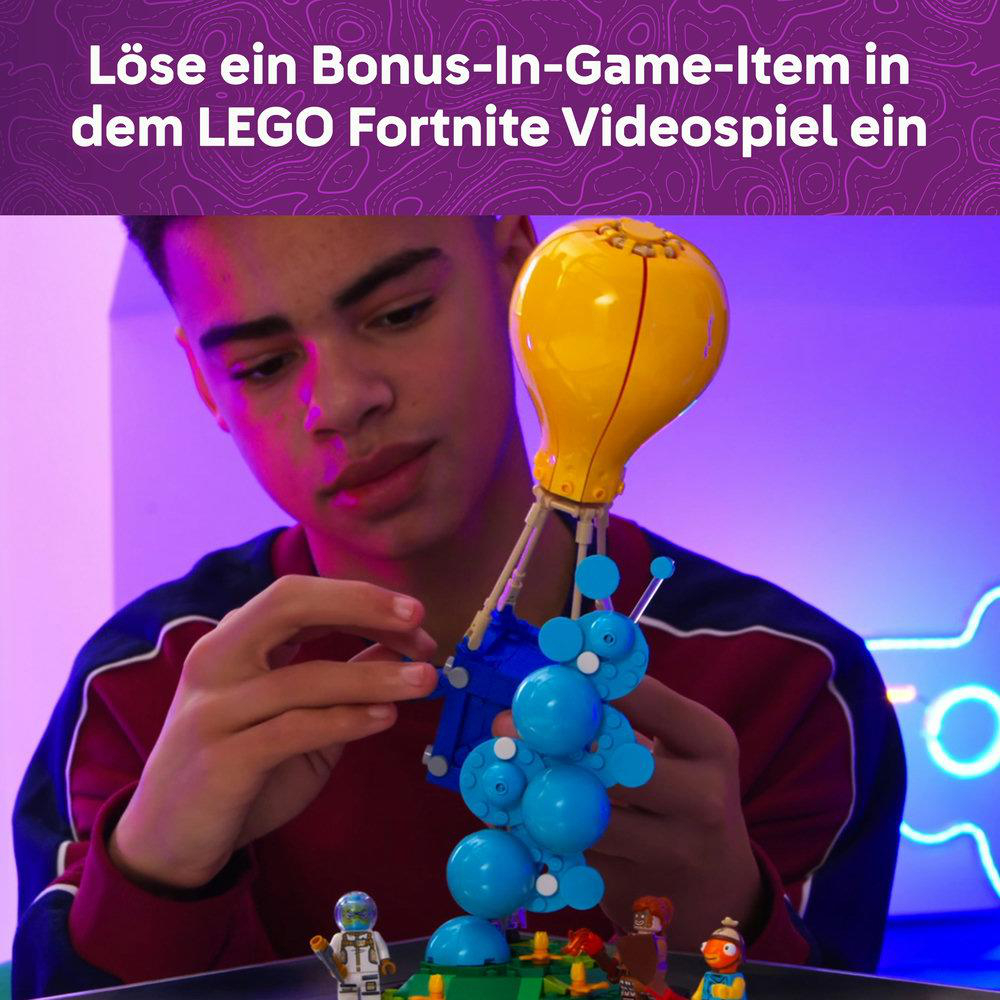 Ein Junge baut ein LEGO Fortnite-Set mit einem gelben Ballon und blauen Kugeln.