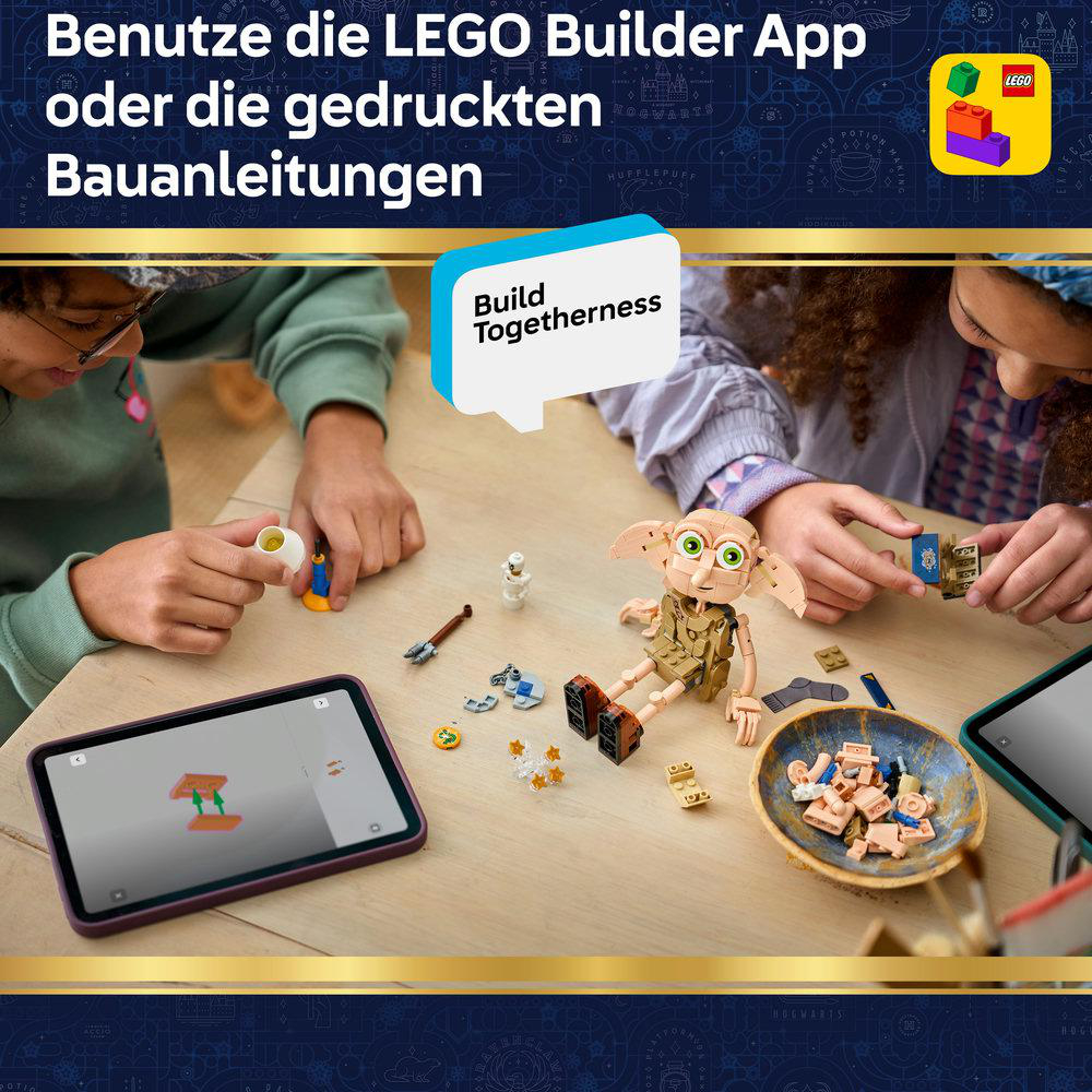 Zwei Kinder bauen mit LEGO-Steinen. Dobby die Hauself-Figur sitzt daneben.
