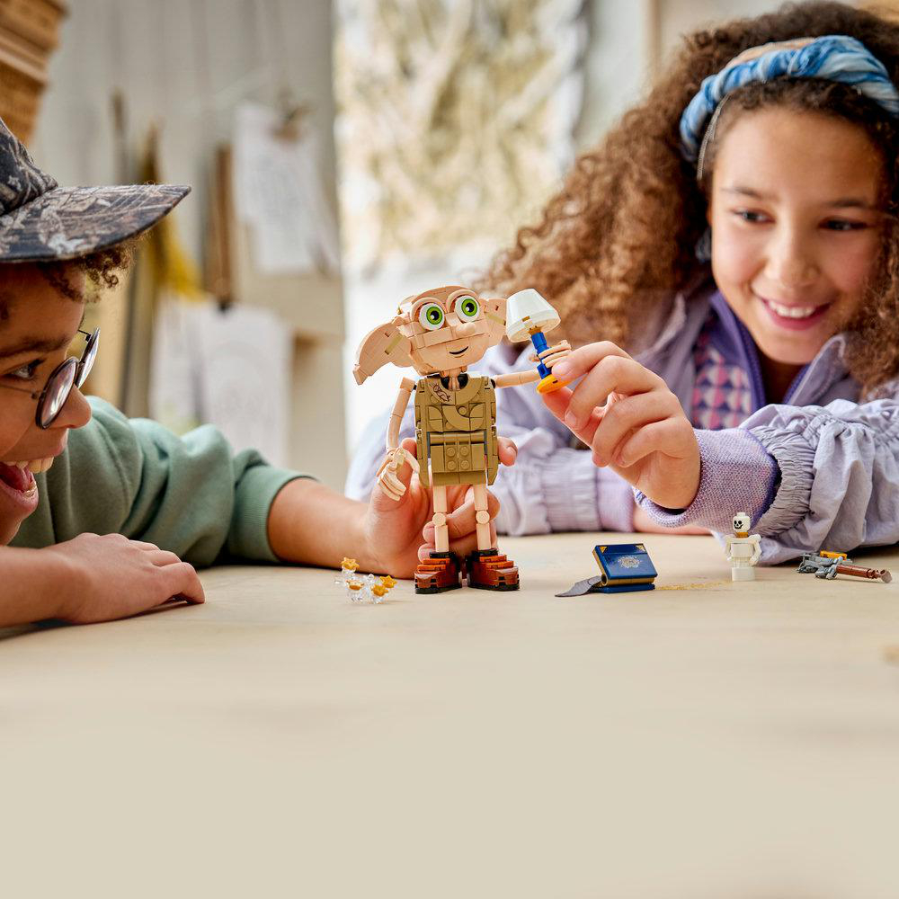Kinder bauen eine Dobby-Figur mit einem Lampenzubehör.