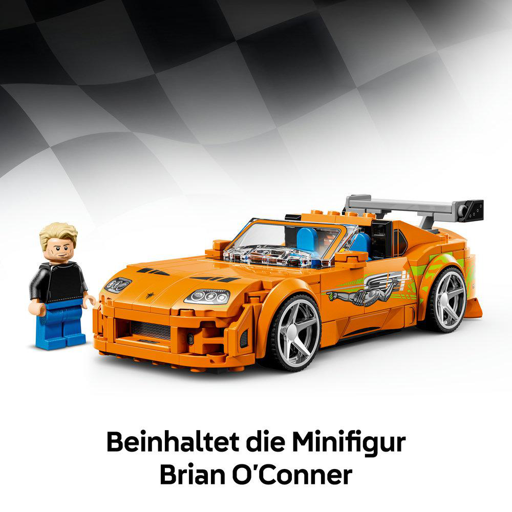 Oranges Lego-Auto mit einer Minifigur von Brian O'Conner. Renn-Karohintergrund.