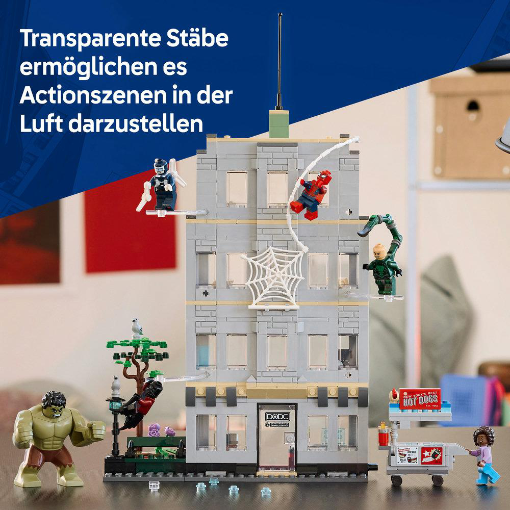 Lego-Figuren von Spider-Man, Hulk, Goblin und Black Panther agieren auf einem Gebäude.