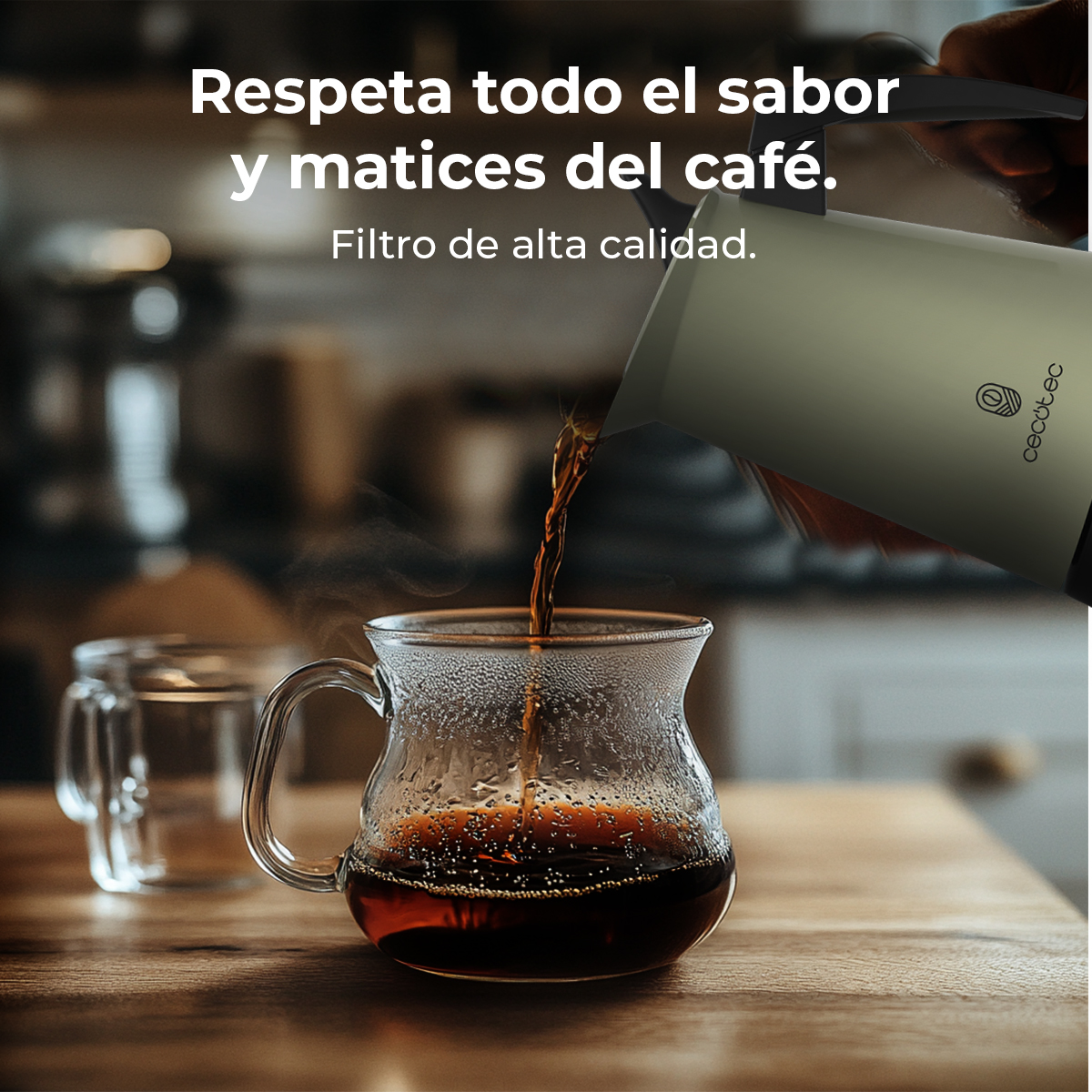 Se vierte café en una cafetera de vidrio. El vapor se eleva.
