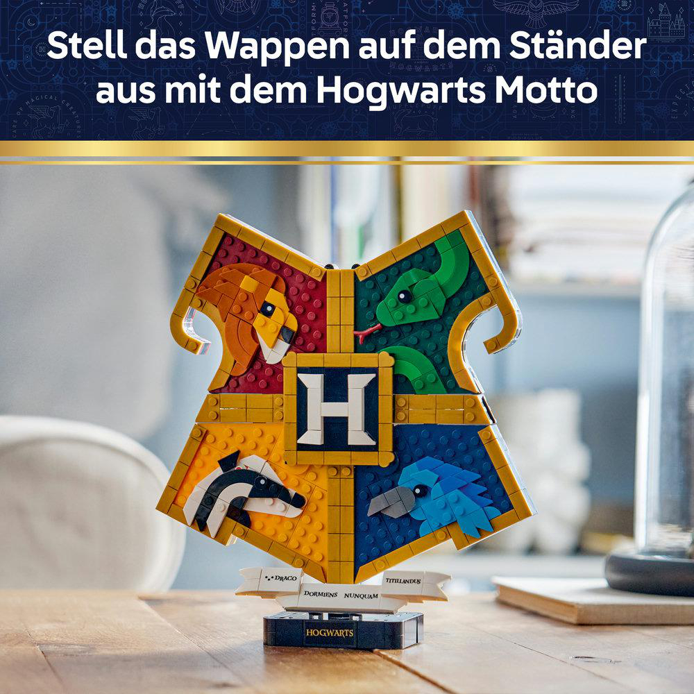 Hogwarts Wappen aus Lego mit Löwe, Schlange, Dachs und Adler auf Ständer.