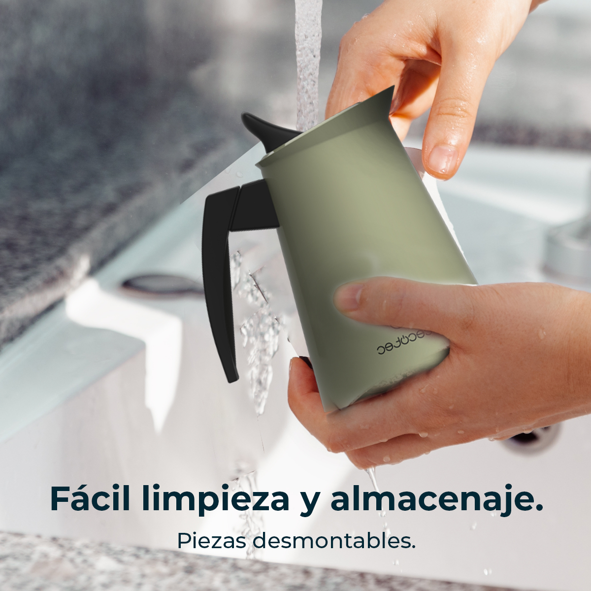 Una persona lavando una jarra verde bajo agua corriente en un lavabo.