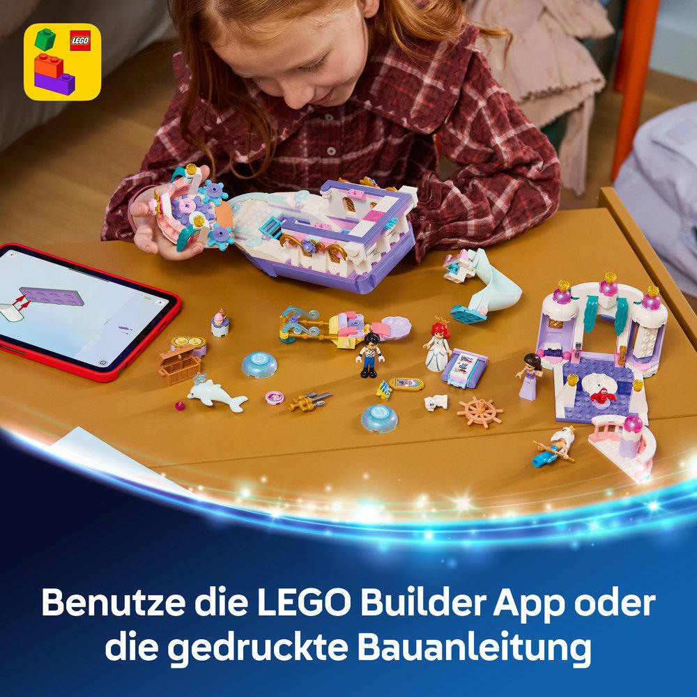 Mädchen baut Lego mit bunten Teilen, Tablet und Anleitung auf Tisch.