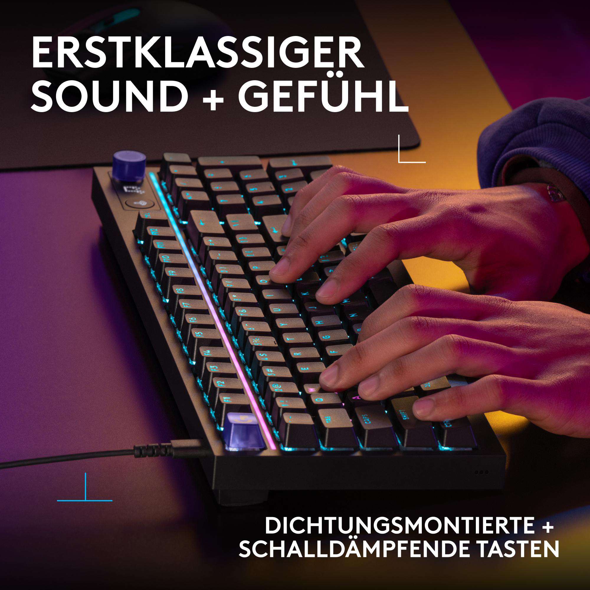 Hände tippen auf einer beleuchteten Tastatur mit blauen Tasten.