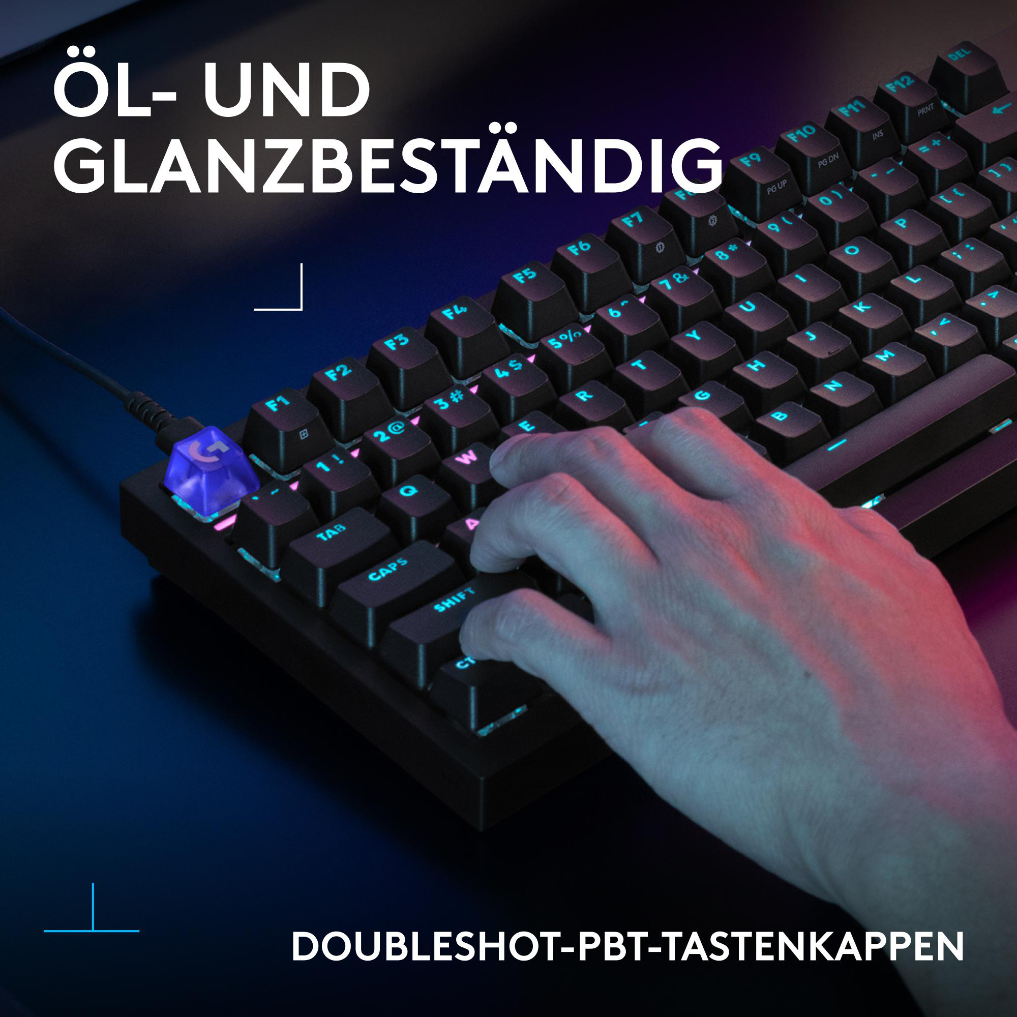 Eine Hand tippt auf eine beleuchtete Tastatur mit blauen Tastenbeschriftungen.