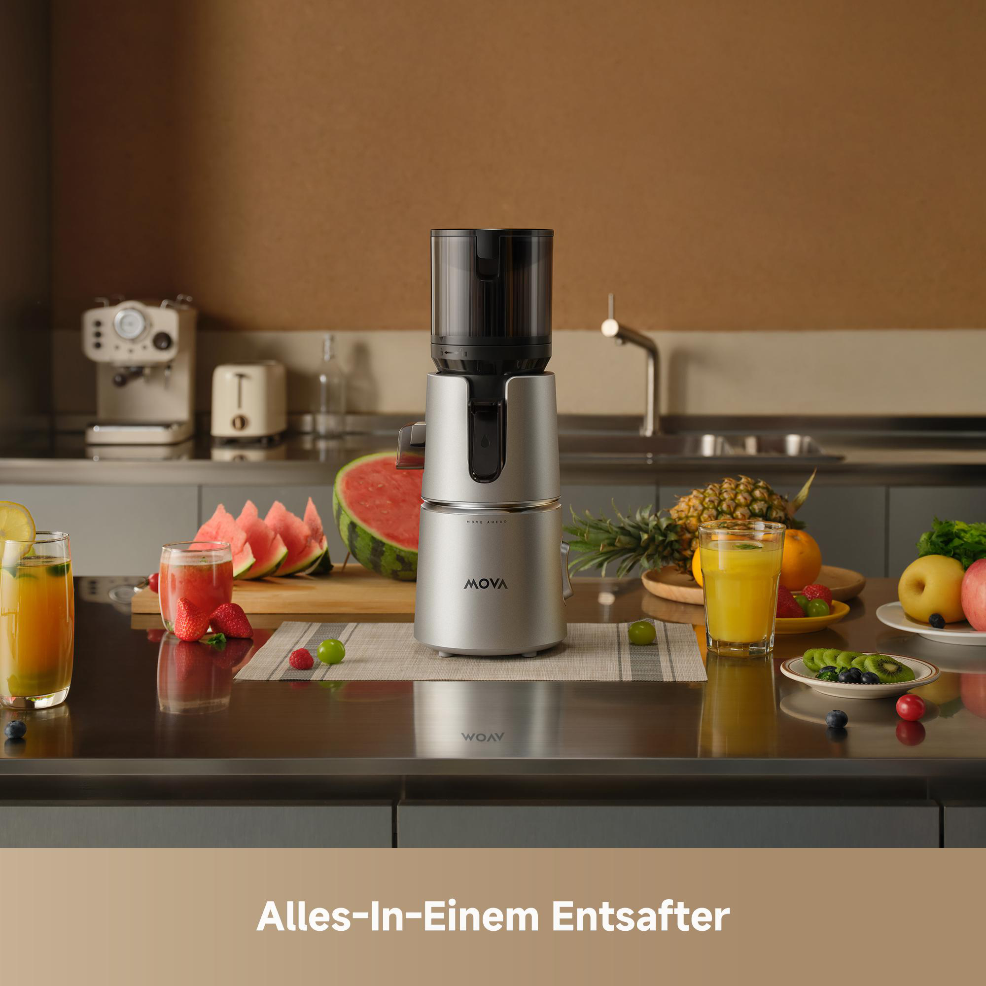 Ein silberner Entsafter steht auf einem Tisch mit Früchten und Säften.