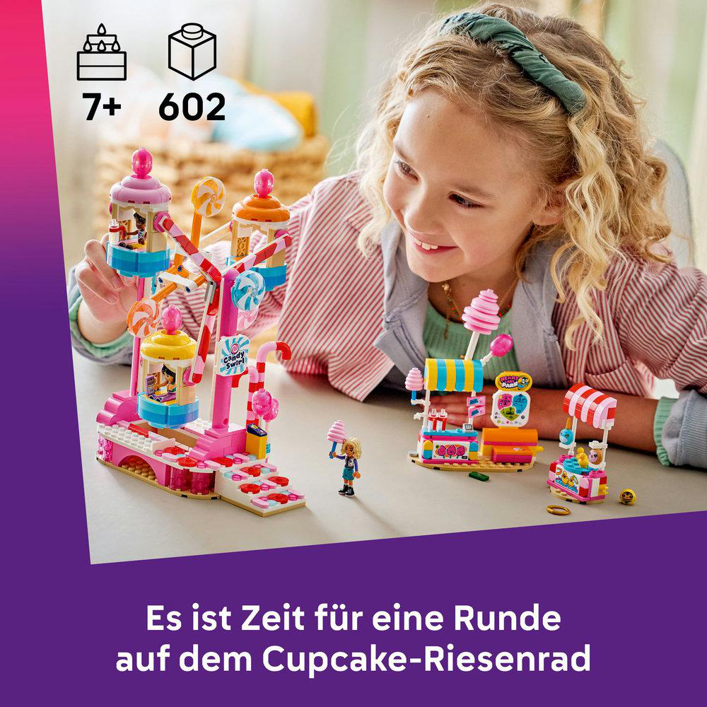 Ein Mädchen spielt mit einem bunten Lego-Karussell und Süßigkeiten-Ständen.