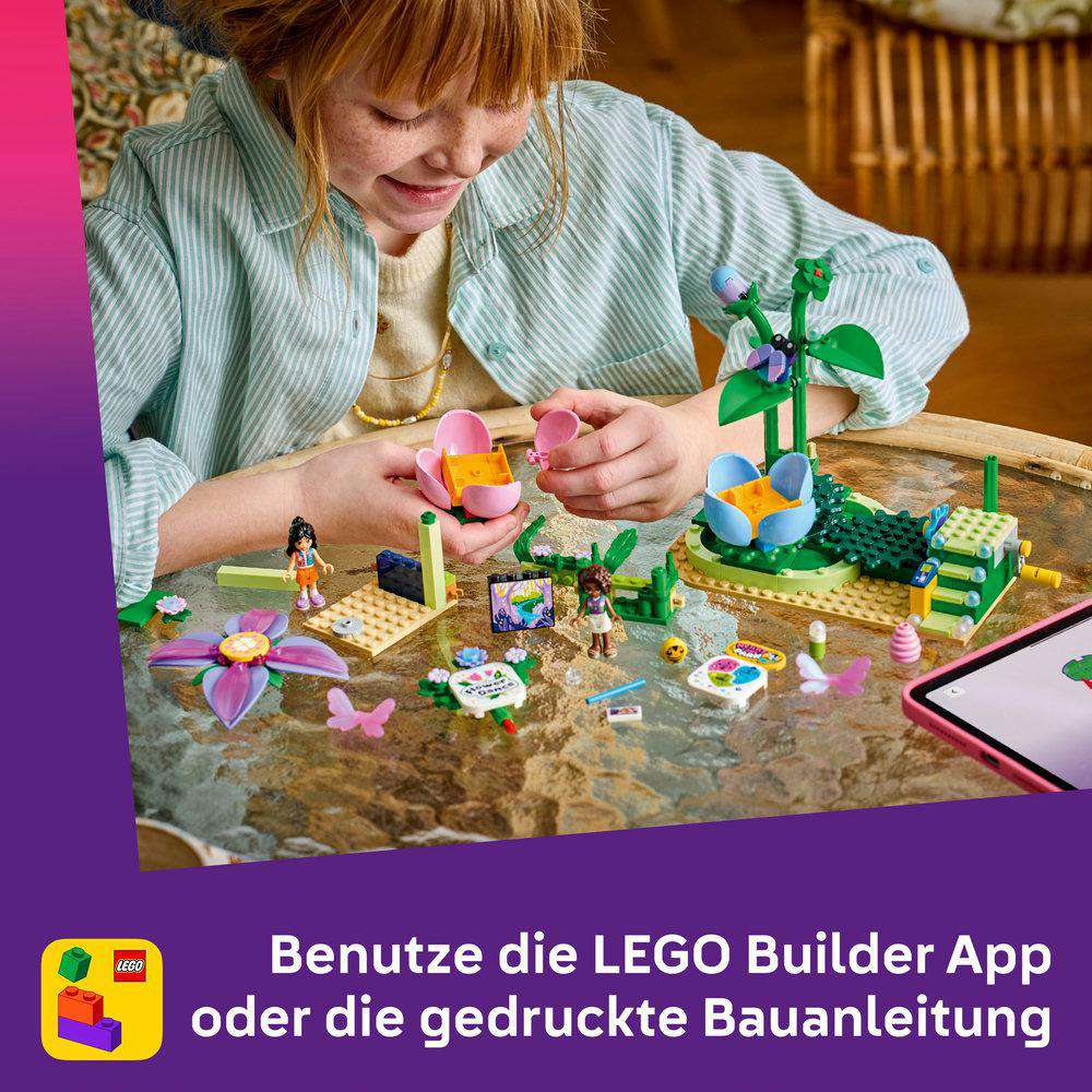 Mädchen baut Blumen- und Schmetterlings-LEGO-Set. Tisch mit Bauteilen.