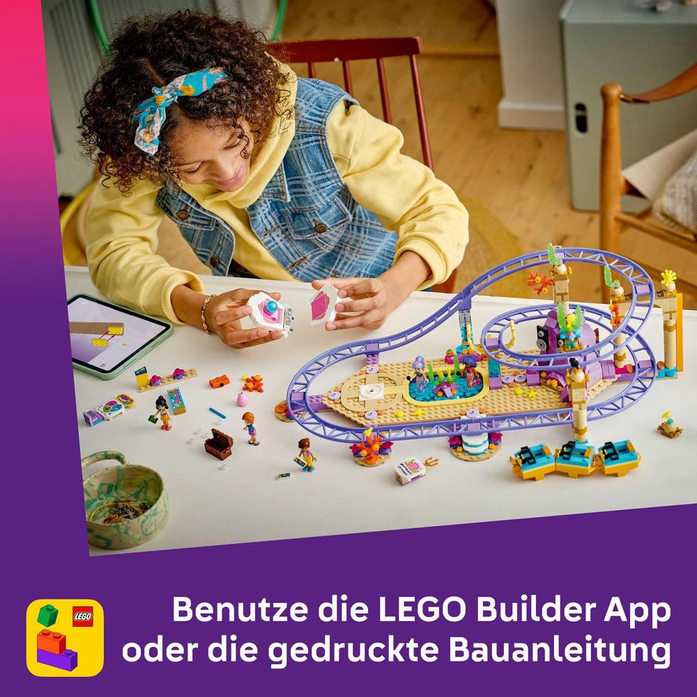 Kind baut eine Achterbahn aus bunten Legosteinen, mit detaillierten Figuren und Zubehör.