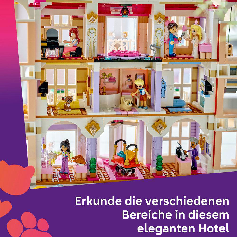 Ein Lego-Hotelmodell mit Figuren und Möbeln in verschiedenen Räumen.