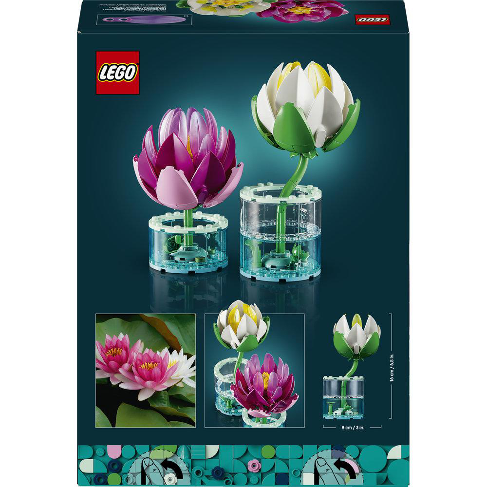 LEGO-Set mit zwei Lego-Seerosen, eine rosa und eine weiße, auf dunklem Hintergrund.
