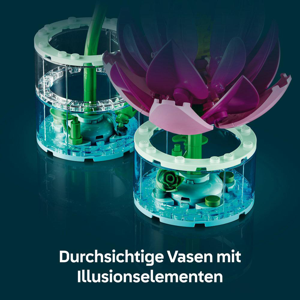 Zwei transparente Vasen mit grünen Stielen und lila Blumen aus LEGO-Steinen.