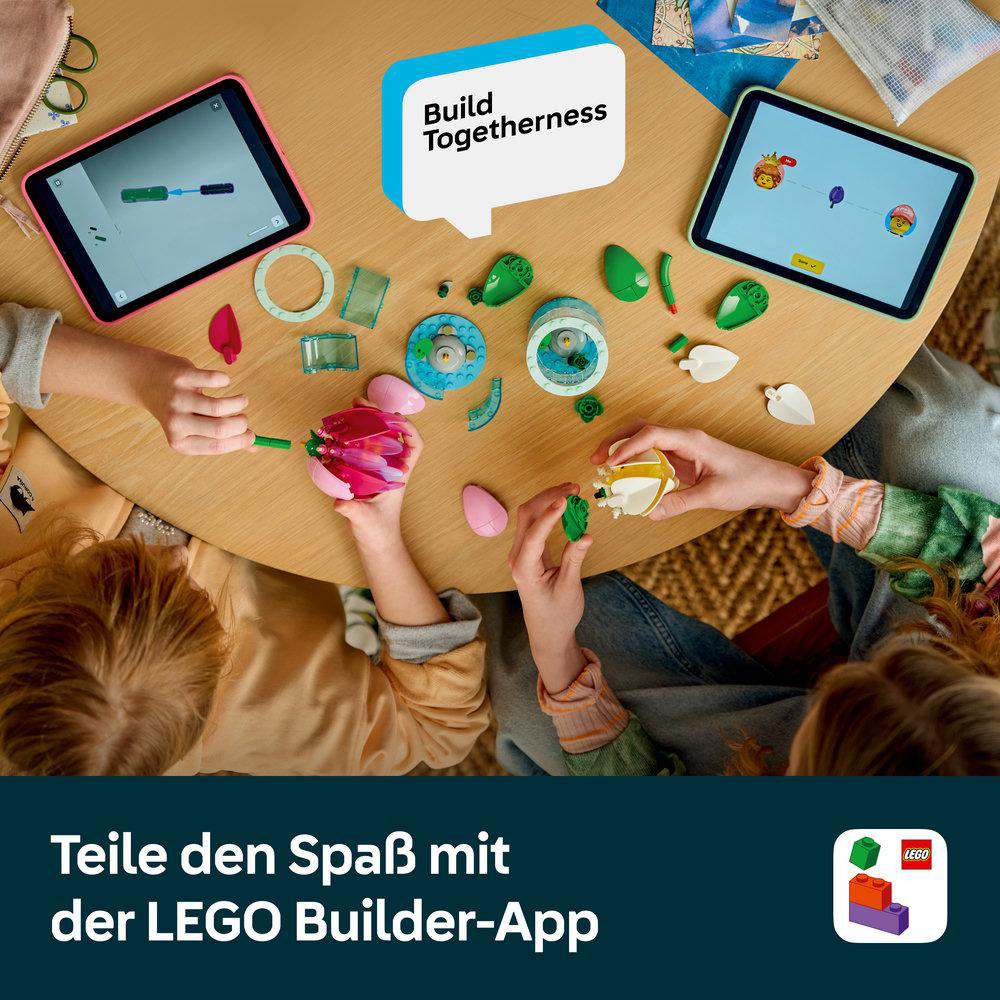 Kinder bauen mit LEGO-Steinen, Tablets zeigen Bauanleitungen, Text: Build Togetherness.