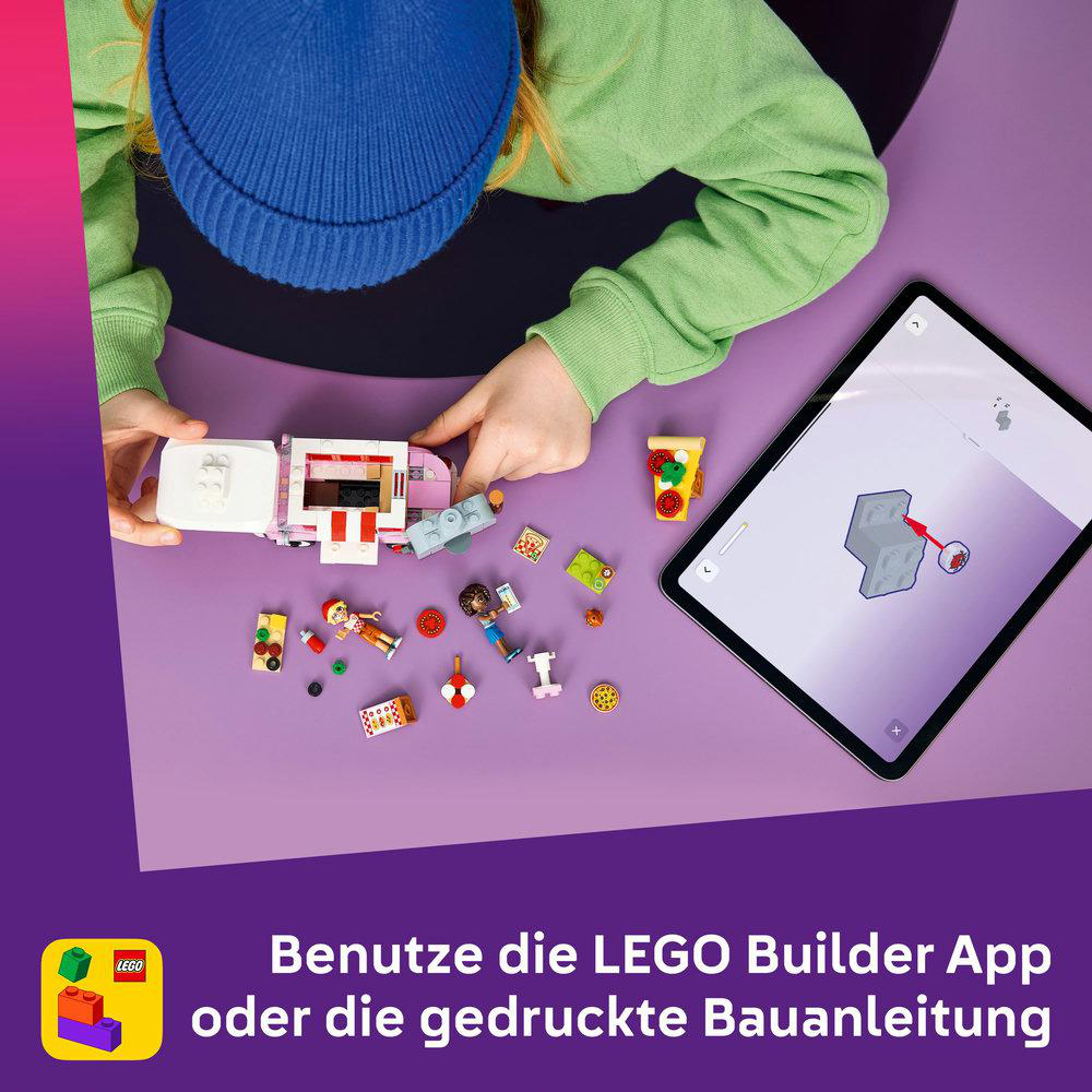 Kind baut Lego mit Tablet-Anleitung. Bunte Teile liegen verstreut.