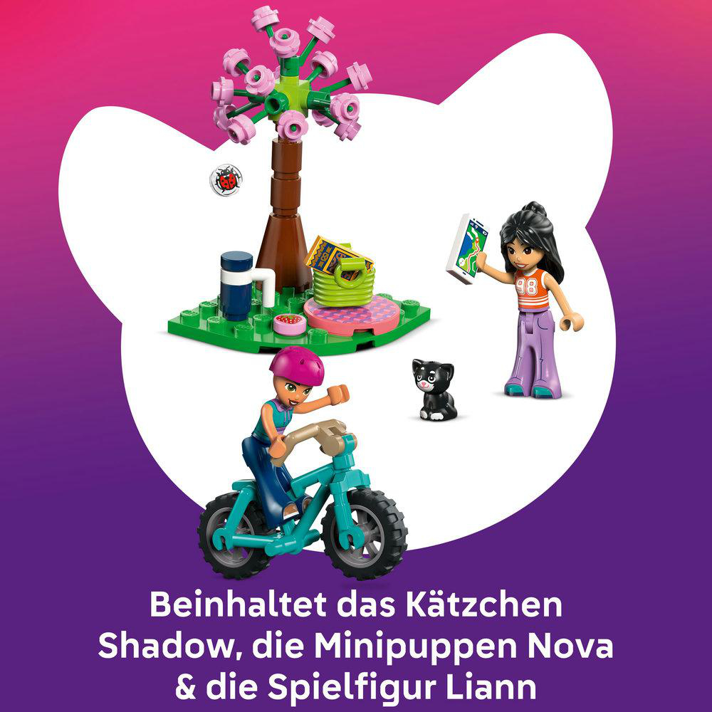 Lego-Szene: Mädchen auf Fahrrad, Mädchen mit Handy, schwarze Katze, Baum, Marienkäfer-Spielzeug.