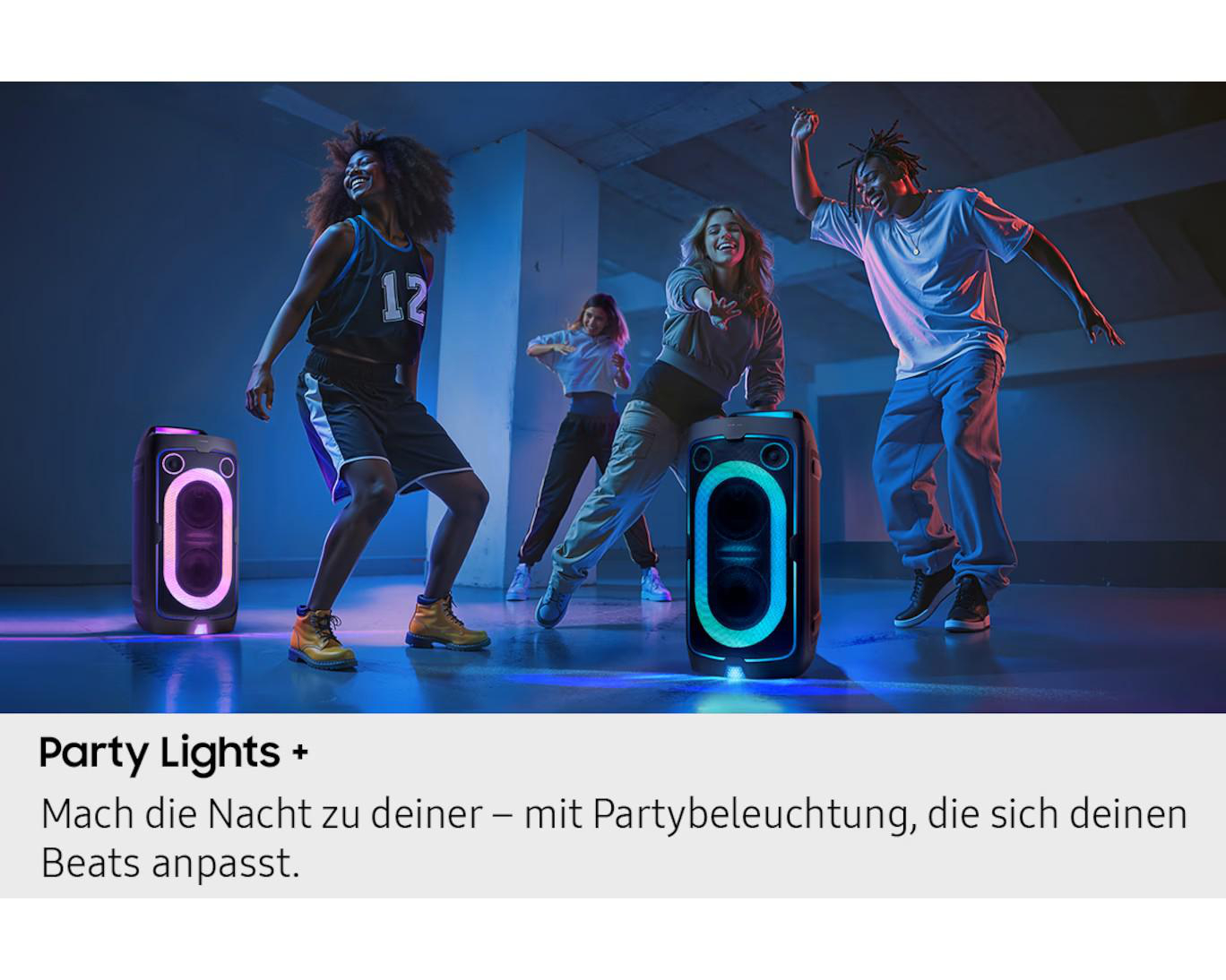 Vier Personen tanzen vor beleuchteten Lautsprechern in einem dunklen Raum.