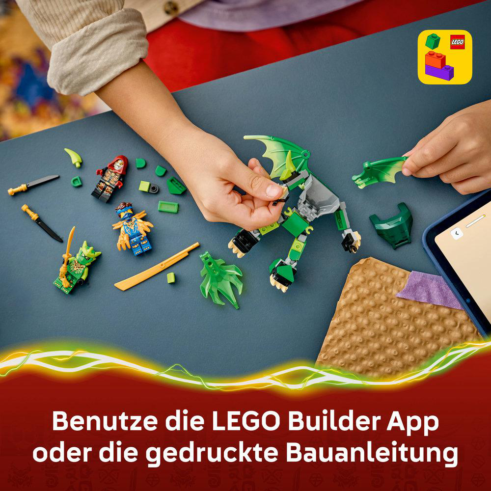 Grüner Lego-Drache wird zusammengebaut, mit Minifiguren und einer App auf einem Tablet.