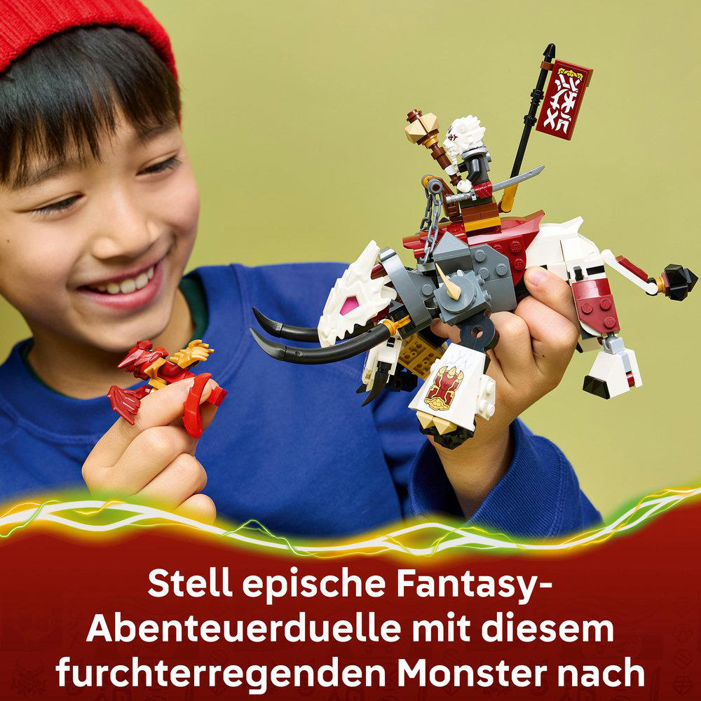 Ein Junge mit roter Mütze hält einen Lego-Drachen mit Reiter. Eine weitere Lego-Figur in seiner anderen Hand.