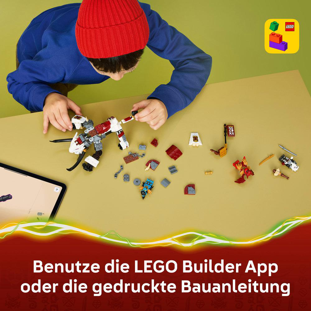 Kind baut mit LEGO Steinen auf einem Tisch. Viele Teile liegen herum.
