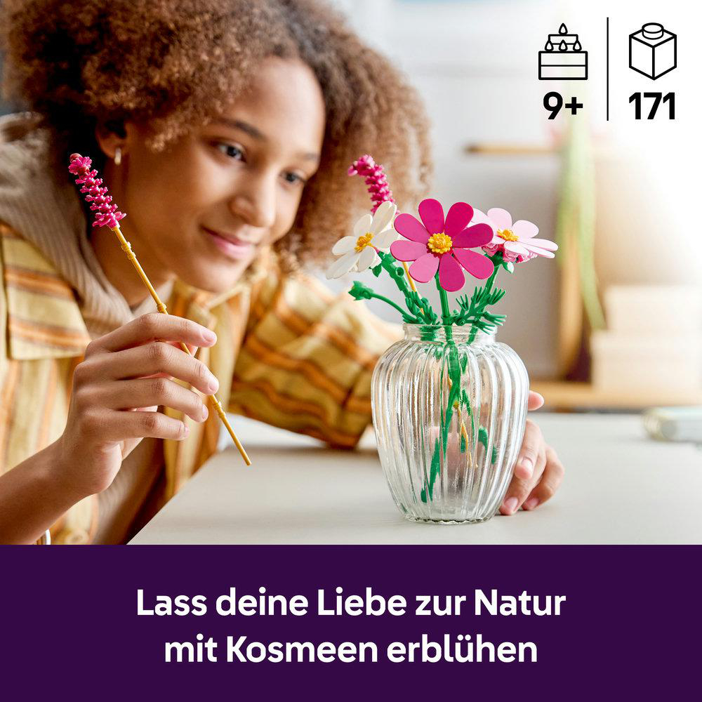 Ein Mädchen baut Blumen aus Legosteinen in einer Vase.