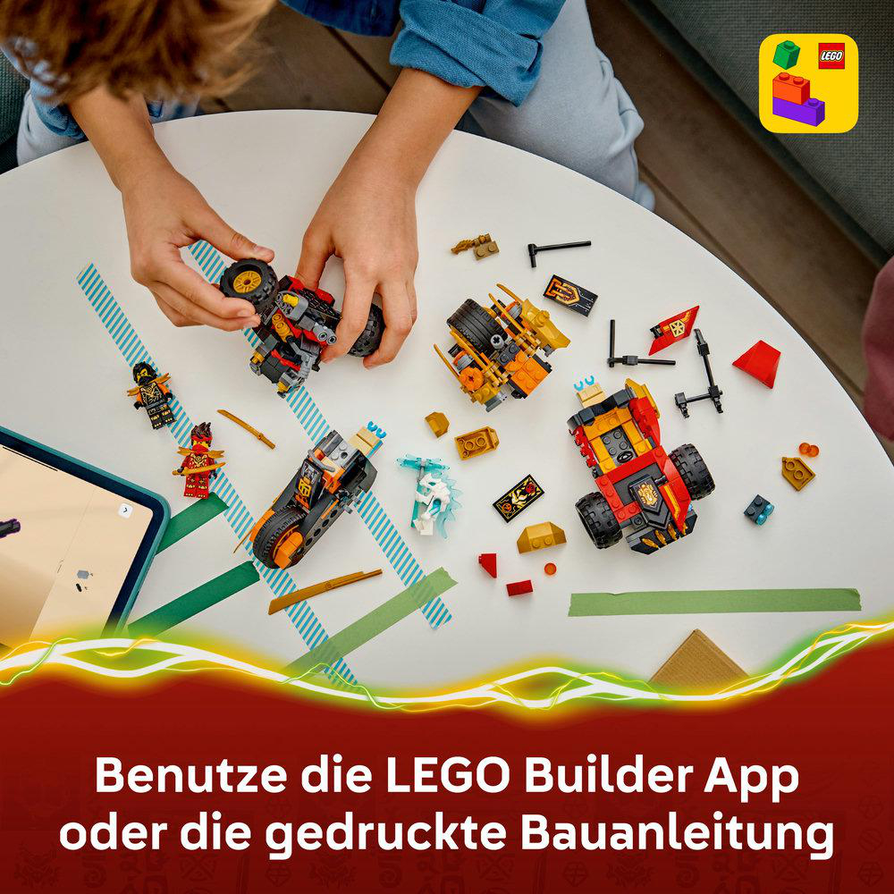 Kind baut mit bunten LEGO Steinen auf einem Tisch. Mehrere Fahrzeuge und Figuren liegen herum.