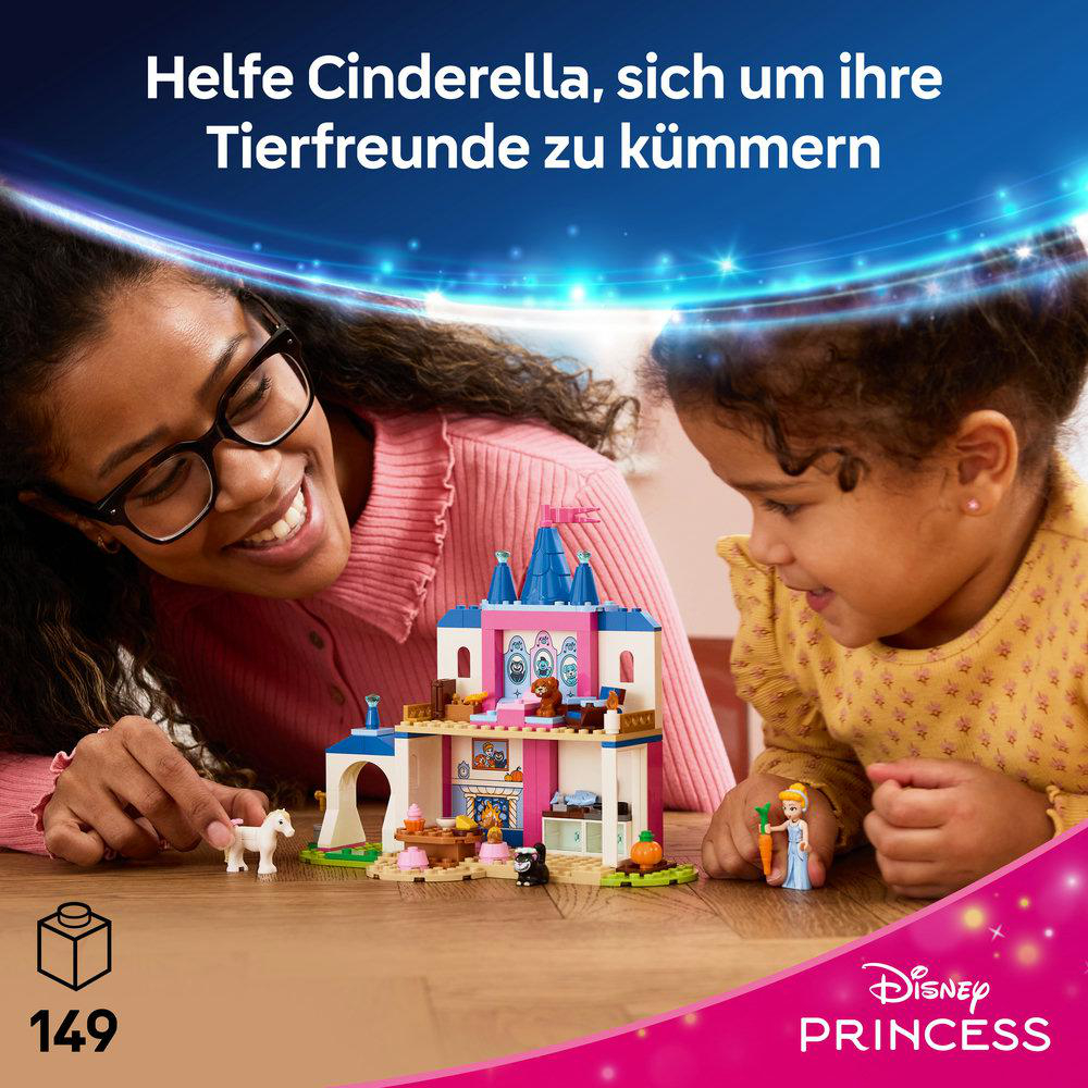 Zwei Mädchen spielen mit einem Lego-Schloss und Figuren. Ein Pferd und eine Karotte sind auch zu sehen.